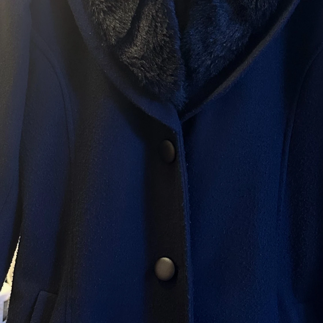 Marinblå kappa med fuskpäls  - 4