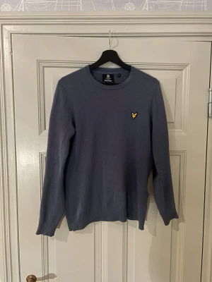 Blå Lyle&scott tröja - Snygg blå tröja från Lyle&scott i storlek XS!🔥🙌 Tröjan är i klassisk passform med rund krage. Skicket är 7.5/10 och den är av 85% bomull och 15% ull. Priset kan diskuteras!🤩 Hör av er vid minsta fundering eller mått!😎