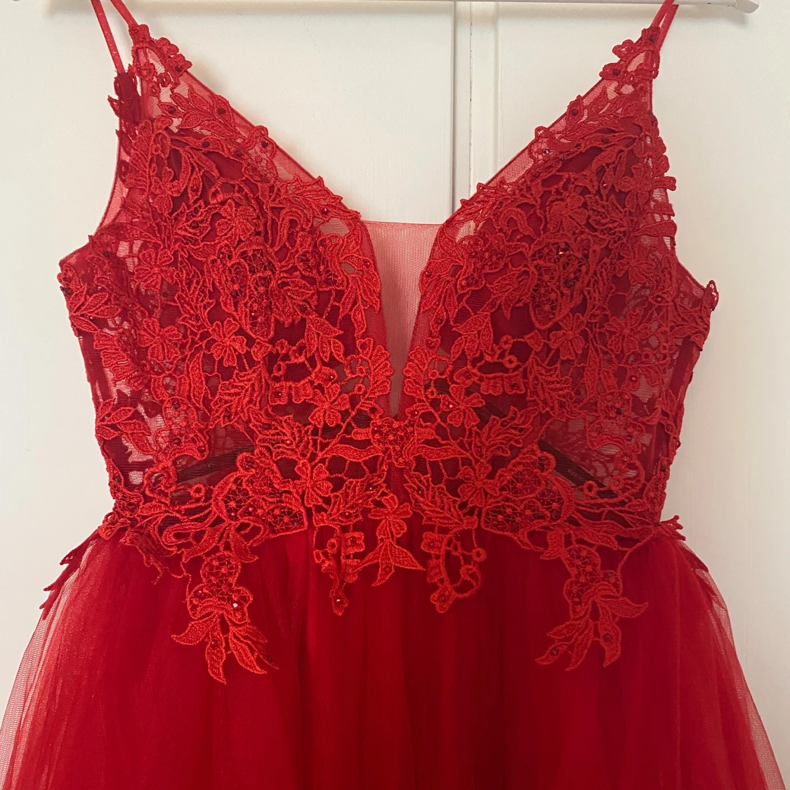 Röd balklänning med spetsdetaljer - 1