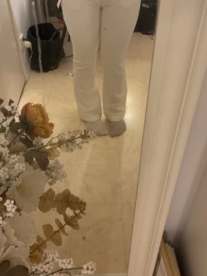 Vita bootcut jeans med hög midja - Säljer ett par vita jeans från Nelly, aldrig använda med lapp kvar då dom var för stora för mig och glömde skicka tillbaka dom. Ordinarie pris är 700 från när ja köpte dom. 