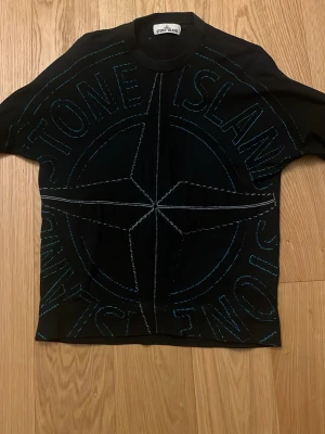 Sällsynt Stone Island sweatshirt - Sweatshirt som går att ha åt båda sidor… exempelvis med en väst över.. Fick i present men samlar bara på sig damm. Modell på bilden är 187cm lång och har oftast storlek M. Nypris runt 3000kr