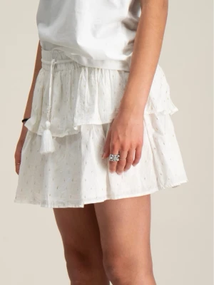 Vit volangkjol med tofsdetalj - Kort vit kjol med volanger och små diskreta prickar i tyget. Kjolen har en elastisk midja med knytband och dekorativa tofsar. Tillverkad i ett lätt och luftigt material som passar perfekt till sommaren.💕