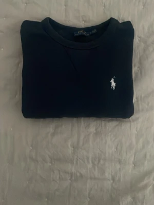 Blå Ralph lauren tröja   - 📊Färg: Blå                                                               📏Storlek: XS                                                  ♻️Skick: 10/10, inga defekter                               🧵Material: Fleece