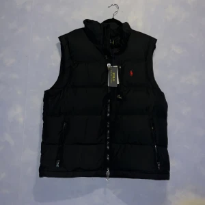 Svart Ralph Lauren Väst - Säljer en Svart Ralph Lauren väst i strl M, oanvänd då den satt något för stort. 