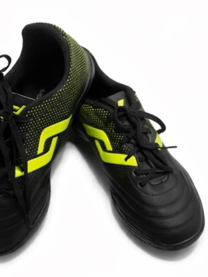 Svarta och neon-gula fotbollsskor - Säljer ett par fotbollsskor från Powerslide i storlek 37. Skorna är svarta med neon-gula detaljer och mönster, har snörning och är tillverkade i syntetmaterial. Perfekta för dig som vill sticka ut på planen med en modern och sportig look.