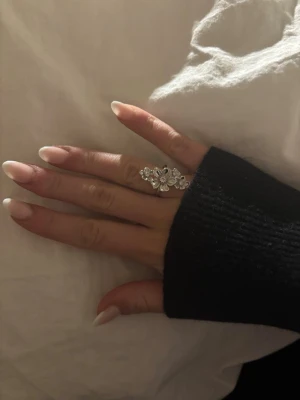 Blomring i silver liten - En jättesöt blomring i silver. Helt rostfri, i nyskick och justerbar. Skriv till mig vid fler frågor/bilder❤️