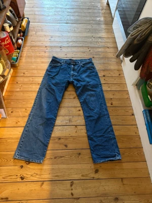 Blå raka jeans med klassisk passform Gant - Säljer ett par blå jeans med rak passform och klassisk femficksdesign. Jeansen har normal midja och är tillverkade i denim. Gant