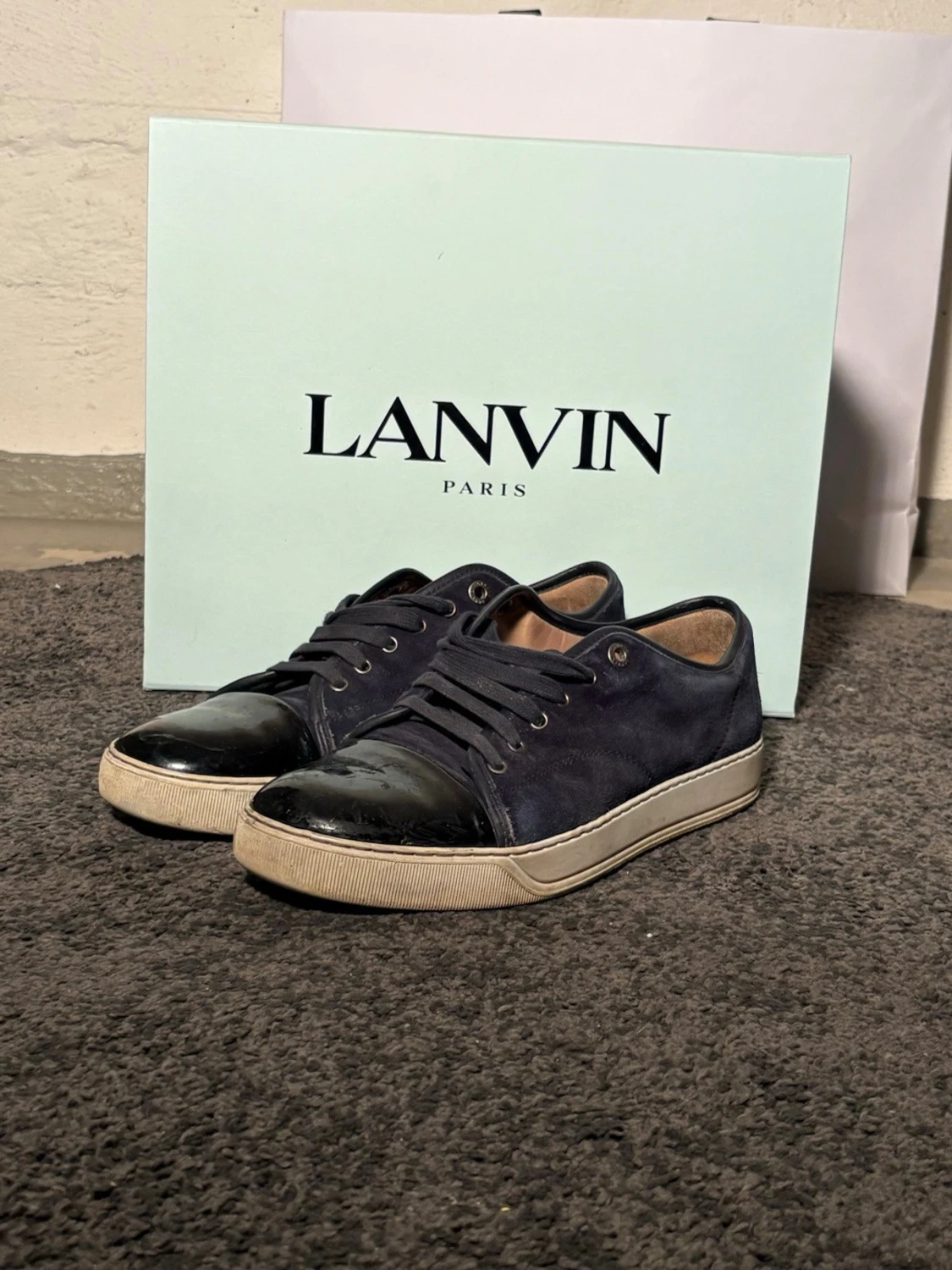 Mörkblå Lanvin sneakers med lackdetalj