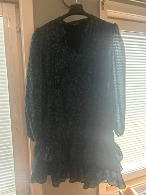 Klänning från Trendyol - Fin Blommig klänning från Trendyol💚Har varit hos skräddaren och sytt in midjan på den, så skulle säga att den är en storlek 36 istället för 38