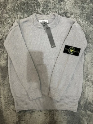 Stone Island Stickad tröja - grå/gray - Tjena! Säljer nu denna stone Island stickade tröjan. Ny, endast testad. Färgen är grå, storlek S. Vid frågor kontakta gärna💕