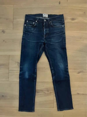 Mörkblå jeans från Acne Studios - Snygga mörkblå jeans från acne studio med en fin wash inte nått speciellt tecken på att dem är använda. Storlek 32 med priset 599!