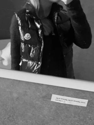 Moncler väst - Svart moncler väst i otroligt bra skick. Använd max 2 gånger. Priset är diskutetbart till en rimlig summa. Västen passar xs i vuxen vilket betyder att den är lite oversize. Skriv för mer frågor 