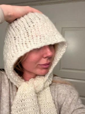 Balaclava  - Handstickad balaclava i vit färg❣️