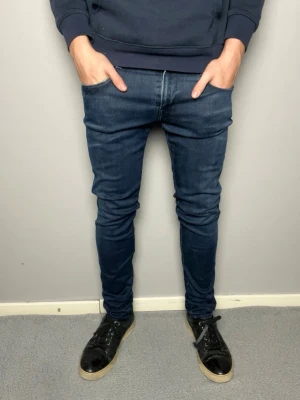 Mörkblå replay anbass jeans - Säljer ett par mörkblå replay anbass jeans. Mycket bra skick. Skickar snabbt efter att du har beställt. Frågor? Skicka ett meddelande.