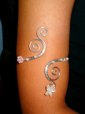 Armcuff  - Finns både i silver och guld💞 Lättböjd material som är enkel att justera. Vid osäkerhet, skriv gärna din till mig din omkrets på armen🥰 Jag gör även customs!