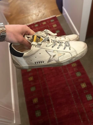 Golden goose  - Golden goose superstars   Storlek: 38 8/10 kommer med replacmet box 