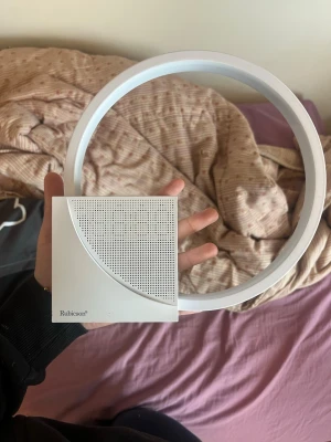 Vit Rubicson väckarklocka med LED-ring - Säljer en modern vit väckarklocka från Rubicson med stor rund LED-ljusring och digitala knappar för alarm, snooze och inställningar. Perfekt för dig som vill ha en stilren och funktionell klocka på nattduksbordet.