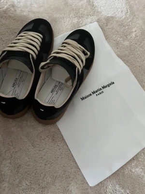 Maison Margiela Replica svarta sneakers - Maison Margiela | storlek 38 | skick 8,5/10 inprincip helt nya använda fåtal gånger | medföljer: Skorna Dustbag | Dom är köpta på vinted och fick med ett digitalt kvitto men vet inte om dom är äkta därför det låga priset 👍🏻hör av dig vid frågor 