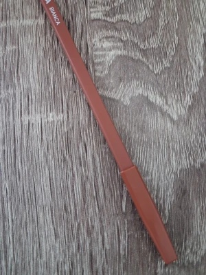 CAIA läppenna, Bianca - Snygg brun läppenna från CAIA i färgen Bianca.. Pennan har en mjuk spets som gör det enkelt att forma och definiera läpparna. Perfekt för att skapa en naturlig look eller kombinera med läppstift i liknande nyans.