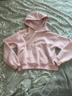 Rosa hoodie - Ljusrosa hoodie från Gina Tricot i storlek xs. Liten fläck på luvan och liten sminkfläck på insidan av halsen (se bilder) men annars i jättebra skick o de går säkert bort i tvätten! Köp gärna bundle så får du paketpris! Är just nu gratis frakt på allt jag säljer!