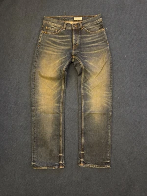 Blå slitna jeans med raka ben - Tiger of sweden jeans med slitna detaljer och raka ben. Materialet är denim och färgen har en snygg tvätt med ljusare partier framtill och baktill. Nypris i dagens kurs 1799:-. Kvitto finns!