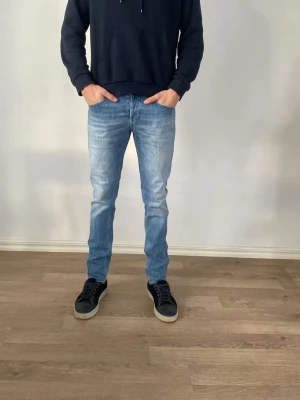 Dondup Jeans - Säljer ett par helt nya dondup jeans för endast 949kr!                                                                             Nypris:3999kr därav väldigt bra erbjudande.             Modell: skinny fit                                                            Om ni har några frågor är det bara att fråga på!