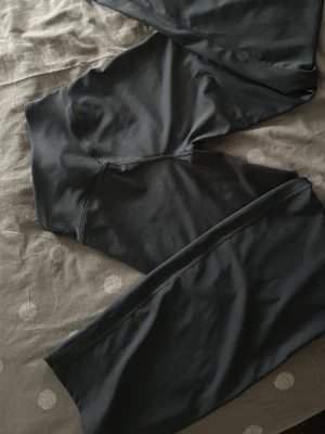 Yoga pants/ gym - Använda 1-2 gånger (säljs pga garderobrensning)