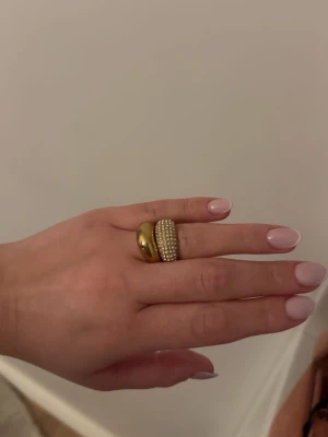 Chunky ringar  - Chunky classy ringar, 1 st 250kr båda 500kr. Ringen med stenar 16.45 mm. Guldringen 17.3 mm 