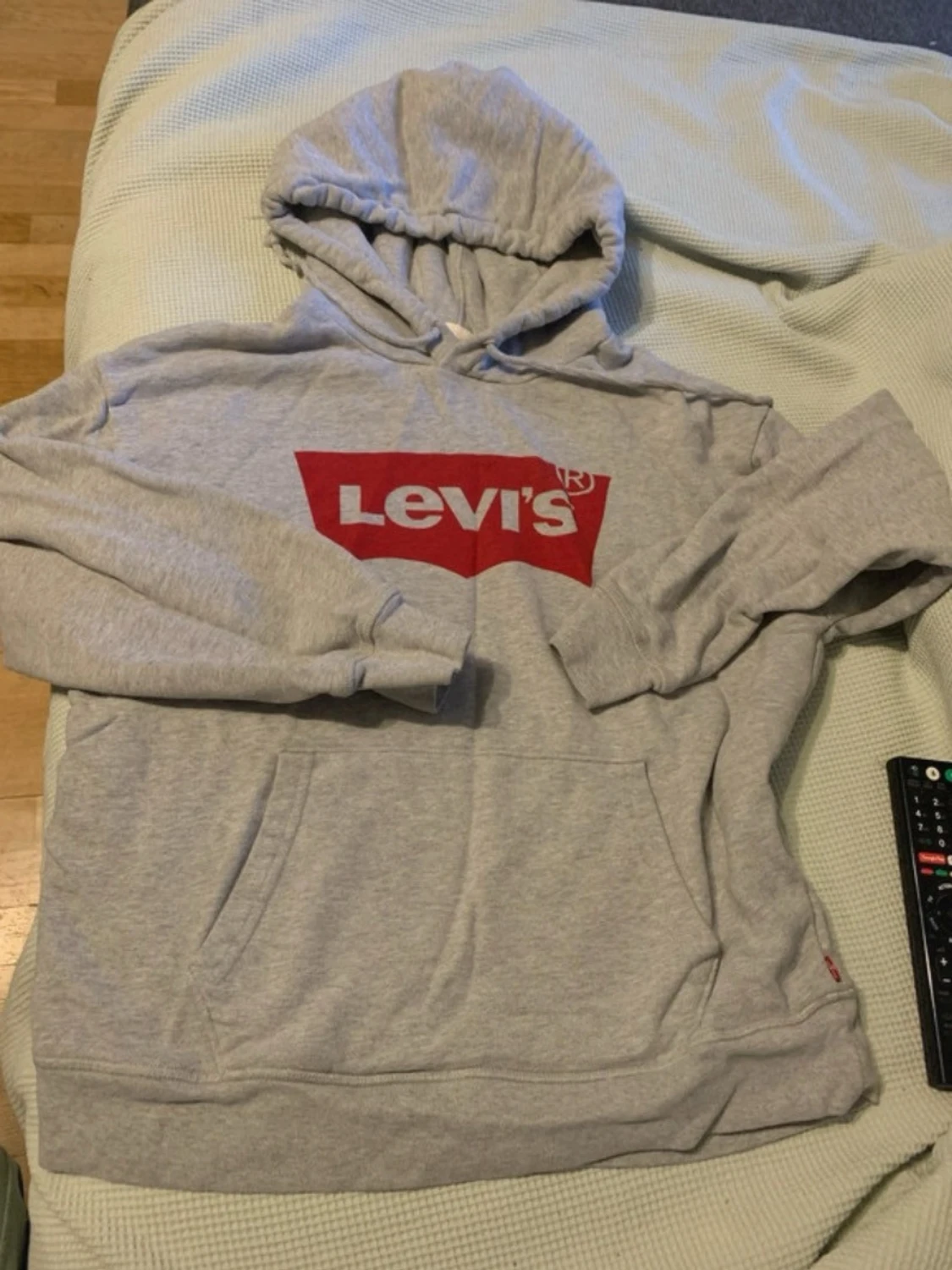 Grå Levi's hoodie med röd logga