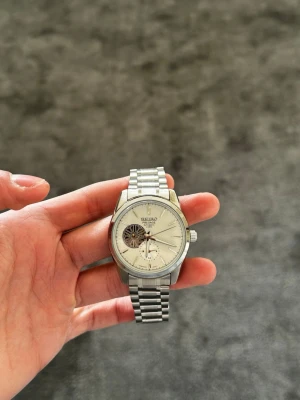 SEIKO 5 Presage - Helt ny SEIKO 5 Presage med Automatisk Seiko-NH35-urverk. ✅  Öppen baksida (display caseback).✅  Storlek: 40mm✅ rostfritt stål, reptåligt safirglas, vit urtavla.✅  Medföljer klocklåda, ej original✅Alla extra länkar är på✅  Vid fler frågor eller funderingar skicka gärna ett pm, Mvh