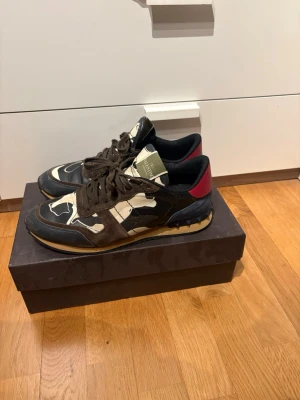 Valentino rockrunners  - storlek 42| skick 8/10| Pm för mer info! Obs box ingår! Tar byten och skicka gärna bud!
