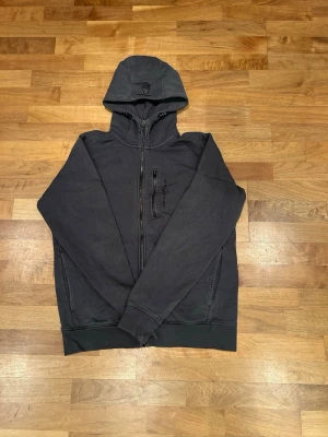 Svart zip-hoodie med huva - Svart sail racing hoodie zip. Rätt använd men inga fel på den. 