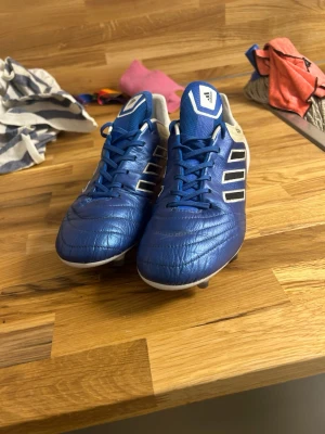 Adidas Copa blå fotbollsskor - Skit snygga adidas copq 17.1 fotbollsskor, helt oanvända, ett väldigt sällsynt par skor, storlek 41