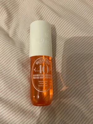 Brazilian Crush Cheirosa 40 parfymmist - Brazilian Crush Cheirosa 40 från Sol de Janeiro är en parfymmist med en orange transparent flaska och vit cylinderformad kork. Doften har inslag av black amber plum och vanilla woods. Perfekt för dig som gillar fruktiga och söta toner.