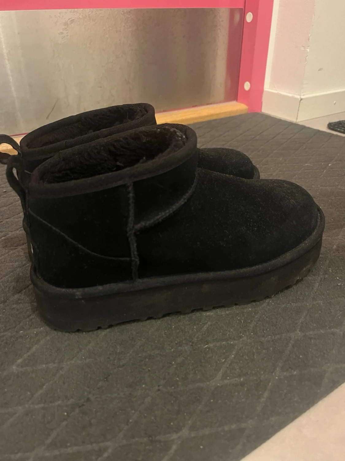 Svarta UGG stövletter i mocka - 1