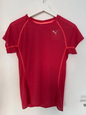 Tränings-tshirt från Puma - Tunn tränings-T-shirt från Puma, oanvänd med prislapp kvar.