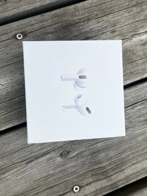 Apple AirPods Pro trådlösa hörlurar - Säljer ett par vita Apple AirPods Pro med stilren design och silikonproppar för bästa passform. Hörlurarna är trådlösa och levereras i originalförpackning. Perfekta för dig som vill ha grymt ljud och smidig anslutning till din iPhone eller andra Apple-enheter.