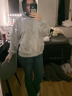 Grå hoodie med ficka och dragsko - Säljer en enkel och stilren grå hoodie med stor magficka och dragsko i huvan. Från hm 