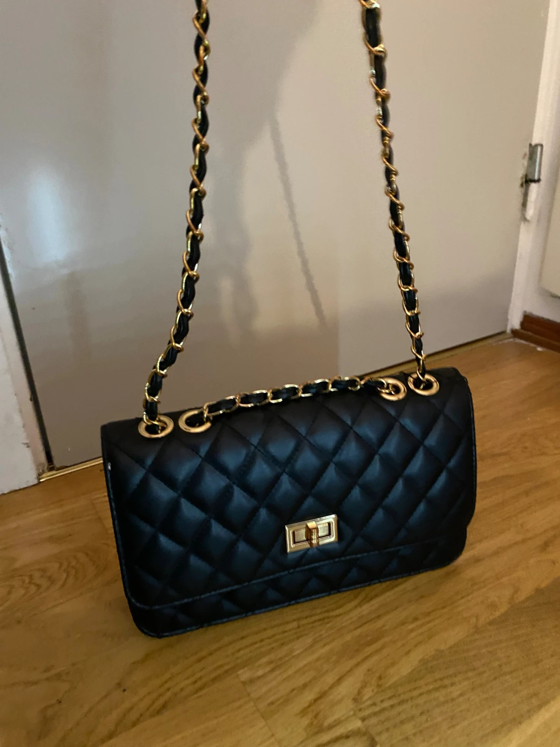 Svart quiltad axelväska med kedja - 2