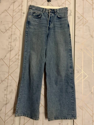 Blå raka jeans från Ginatricot - Klassiska ljusblå jeans från Ginatricot med rak passform och hög midja. Artikelnummer 21525-2023 och nummer 2907858.