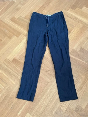 Mörkblå linnebyxor från Dressman - Snygga mörkblå linnebyxor i färgen marinblå från dressman st M.🔥😎 Klassisk design och aldrig användna, bara testade! Perfekta för en avslappnad och stilren look. Materialet är lätt och luftigt linne. Pris är inte hugget i sten, hör gärna av er vid funderingar!🙌🤩