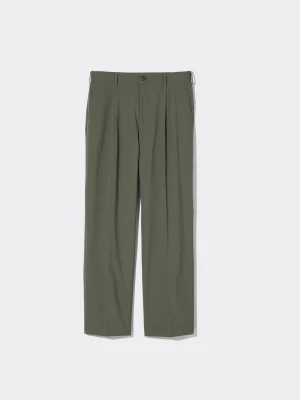  Uniqlo Airsense trousers Medium - Helt nya. Snygga olivgröna kostymbyxor med klassiskt pressveck och rak passform. Byxorna har hällor för bälte, knappstängning och sidofickor. Perfekta för dig som gillar en stilren och modern look. Materialet ser ut att vara ett lätt tyg, troligen polyester eller bomullsblandning.