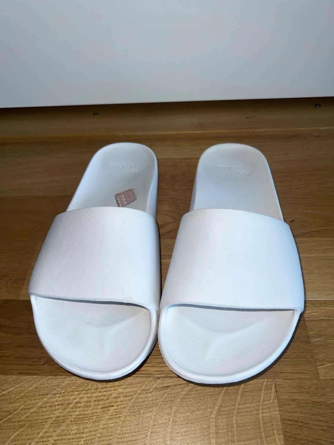 Vita slip-in tofflor från Archie’s - 3