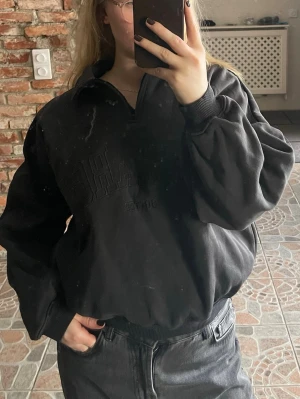 Svart sweatshirt med dragkedja och tryck - Cool svart sweatshirt från Bo&Tee (oh polly) med texten 'RECHARGE' broderad framtill. Tröjan har halv dragkedja vid kragen, ribbade muddar och avslappnad passform. Perfekt att ta på sig på vägen till gymmet etc 🌸