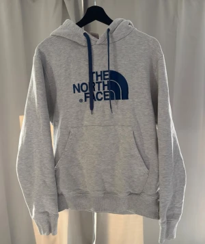 Grå hoodie från The North Face - The North Face