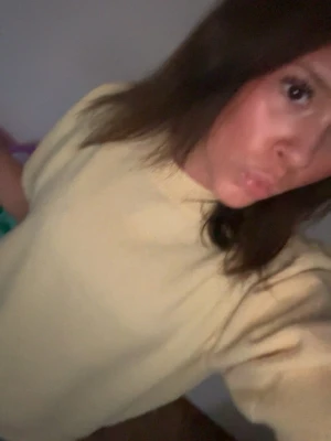 Ljusgul stickad tröja Vero Moda - Ljusgul stickad tröja med lite puffiga axlar från Vero Moda med klassisk rund halsringning och ribbade muddar. Perfekt för att skapa en soft och avslappnad look. Materialet är mjukt och behagligt, och tröjan har en enkel, stilren design. 