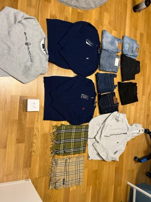 Ralph lauren tröjor jeans AirPods scarfs - Säljer ut lagret därför vi ska få massa nya grejer