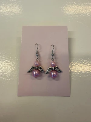 Handgjorda Örhängen - Handgjorda örhängen av oss i högkvalitativa pärlor och metall i rostfritt stål. Vid eventuella frågor skicka DM 😇