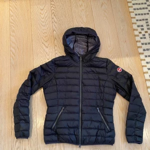 Colmar jacka - Tja! Säljer nu denna riktigt schyssta colmar jacka! Jackan är i mycket bra skick, den har ett hål i fickan som är lätt att sy ihop. Skriv för bild och hör av er vid frågor och funderingar!🙌