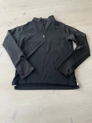 Nike träningströja - Har gått upp lite på vänster ärm (se bild). Annars är den i toppskick 